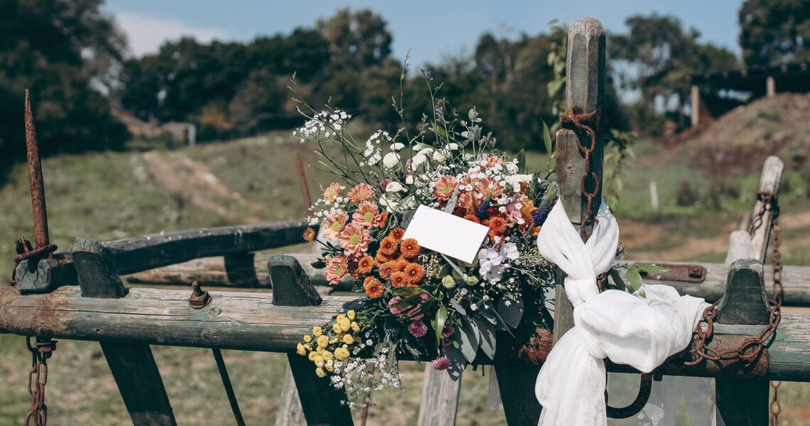 Rustikale Blumendeko bei Hochzeit auf dem Bauernhof in NRW