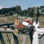 Rustikale Blumendeko bei Hochzeit auf dem Bauernhof in NRW