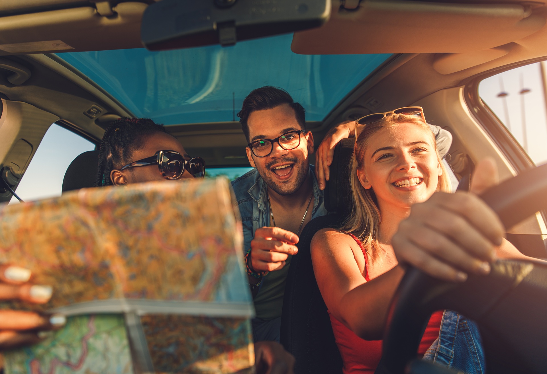 Reisende beim Roadtrip mit Karte | Hotel Transfer Antalya
