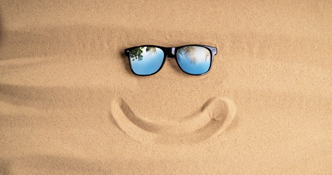 Smile im Sand mit Sonnenbrille | Hotel Transfer Antalya
