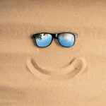 Smile im Sand mit Sonnenbrille | Hotel Transfer Antalya