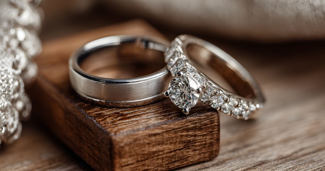 Verlobungsringe Silber mit brillant auf holz Untergrund