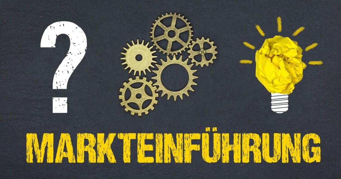 Zahnräder und Glühbirne mit Wort Markteinführung | Post Market Surveillance