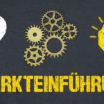 Zahnräder und Glühbirne mit Wort Markteinführung | Post Market Surveillance